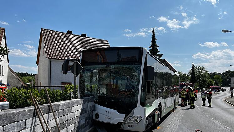 Stadtbus kommt von der Straße ab -  Zusammenstoß mit einer Mauer