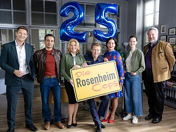 Die Stars der Serie feiern die 25. Staffel der "Rosenheim-Cops" (von links): Igor Jeftić, Baran Hêvî, Karin Thaler, Max Müller, Marisa Burger, Michaela Weingartner und Dieter Fischer.
