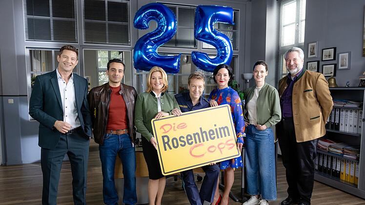 Die Stars der Serie feiern die 25. Staffel der "Rosenheim-Cops" (von links): Igor Jeftić, Baran Hêvî, Karin Thaler, Max Müller, Marisa Burger, Michaela Weingartner und Dieter Fischer.