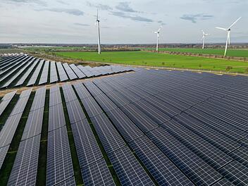 Windr&auml;der hinter Solarpark