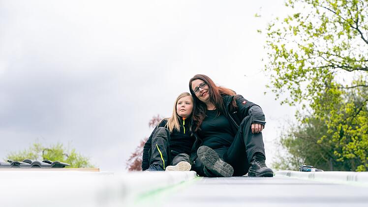 Lebenstraum wird wahr: Lisa und ihre Tochter Laura k&ouml;nnen sich jetzt selbst aufs Dach steigen.
