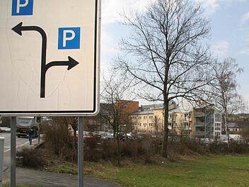 Der Parkplatz bei der Fachklinik Stadtsteinach soll erweitert werden: Über die bestehende Einfahrt werden auf der grünen Wiese (rechts) 35 neue Stellplätze entstehen. Fotos: Sonja Adam