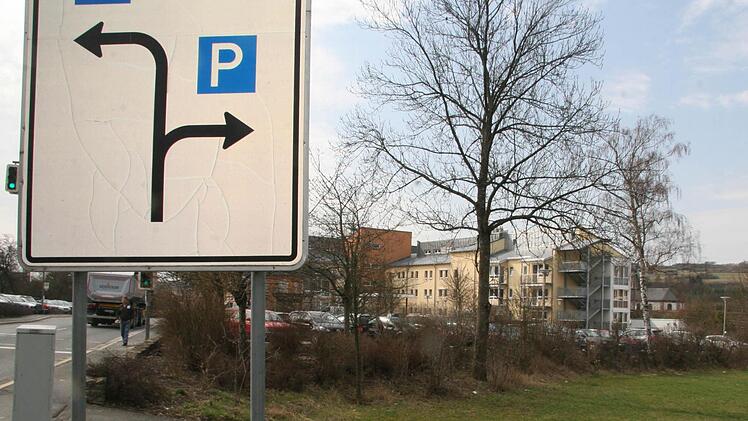 Der Parkplatz bei der Fachklinik Stadtsteinach soll erweitert werden: Über die bestehende Einfahrt werden auf der grünen Wiese (rechts) 35 neue Stellplätze entstehen. Fotos: Sonja Adam