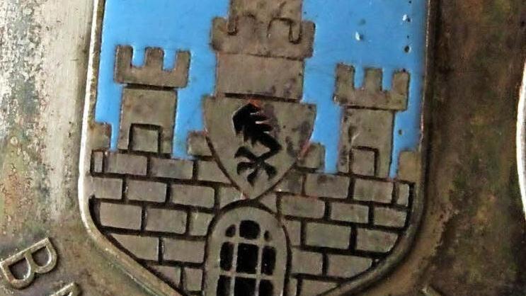 Das Stadtpolizei-Emblem für die Dienstmütze. Fotos: Thomas Mäuser