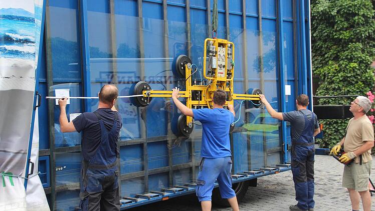 Die Scheibe wird am Lastwagen angesaugt.