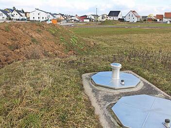Auf diesem Grundstück im Baugebiet Häckersteig 5 stellt sich die Stadtverwaltung einen Bolzplatz vor. Der "Kopf" des ehemaligen Trinkwasserbrunnens würde zurückgebaut werden und die künftigen Nachbarn sollten zustimmen, meint der Stadtrat.  Foto: Andreas Dorsch