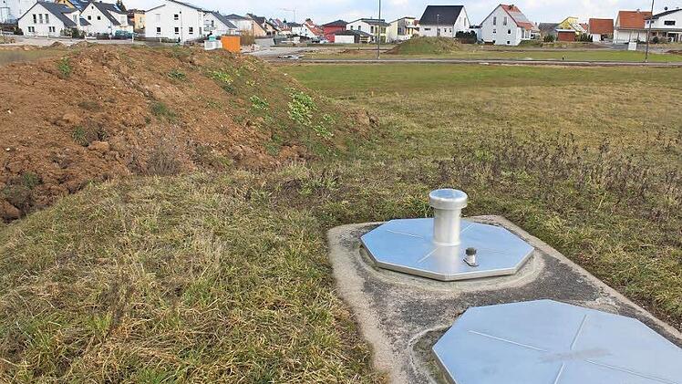 Auf diesem Grundstück im Baugebiet Häckersteig 5 stellt sich die Stadtverwaltung einen Bolzplatz vor. Der "Kopf" des ehemaligen Trinkwasserbrunnens würde zurückgebaut werden und die künftigen Nachbarn sollten zustimmen, meint der Stadtrat.  Foto: Andreas Dorsch