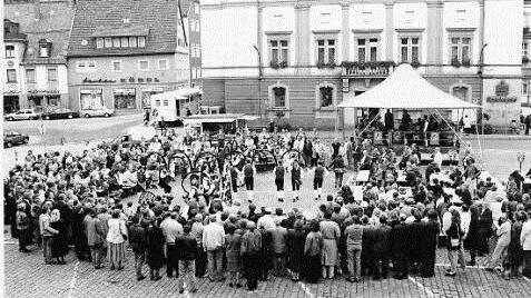 Höhepunkt eines bürgerschaftlichen Treffens zum Tag der deutschen Einheit auf dem Kulmbacher Marktplatz war der Auftritt des Büttner-Fachvereins, der seinen Tanz aufführte. Foto: Archiv BR