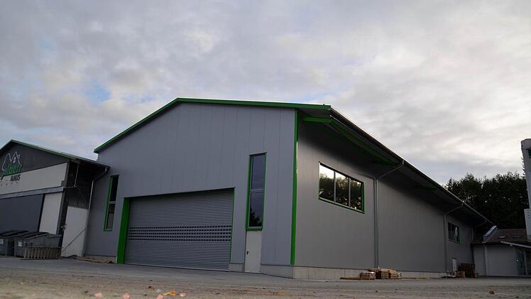 ine Außenansicht der neuen Produktionshalle. Links daneben ist das bisherige Fertigungsgebäude zu sehen. Dieses ist seit 1976 in Betrieb.  Foto: Kathrin Kupka-Hahn