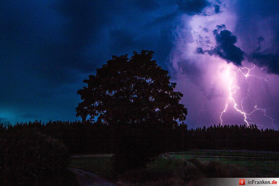 Gewitter ziehen ueber Hochfranken