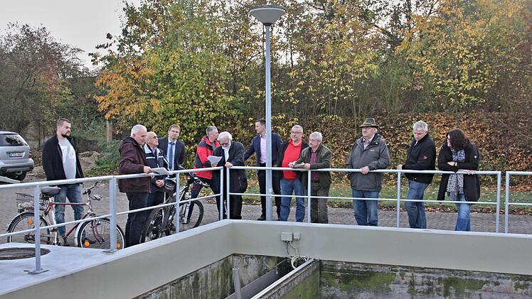 Nach Abschluss der Baumaßnahme traf sich das Gremium des Abwasserzweckverbandes Mittlerer Weisachgrund unter Leitung des Vorsitzenden Wolfram Thein (4. von links) zu Informationen des Planers, Diplomingenieur Harald Güthler (7. von links). Hier beim Blick in das Becken, in dem zum Bedauern aller zu viele Fremdstoffe ankommen. Foto: Helmut Will