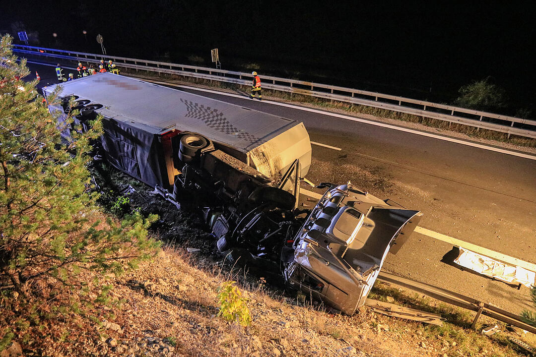 Gegen Felswand gekracht und aus Fahrzeug geschleudert