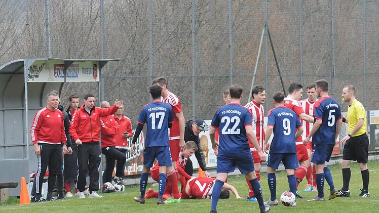 Klassische Rudelbildung, und zwar nach einem Foul am Fuchsstädter Dominik Halbig im Spiel gegen die TG Höchberg.ssp