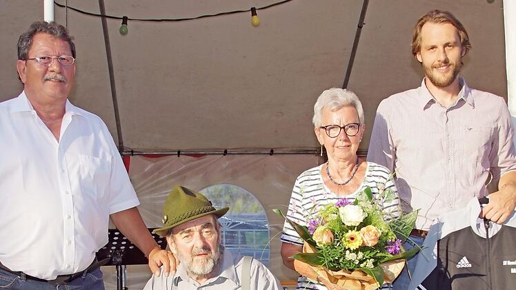 Für ihren langjährigen Einsatz wurden Max Leuchter und Doris Dütsch zu Ehrenmitgliedern ernannt. Vorsitzender Dieter Dümmler (links) und sein Stellvertreter Benjamin Leuchter (rechts) übergaben die Urkunden.