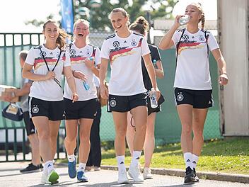 Die deutsche Nationalmannschaft der Frauen erscheint beim Training: Sara Däbritz (l-r), Alexandra Popp, Klara Bühl und Giulia Gwinn wirken hochmotiviert. Foto: Sebastian Gollnow/dpa