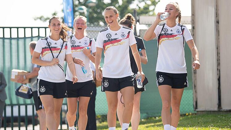 Die deutsche Nationalmannschaft der Frauen erscheint beim Training: Sara Däbritz (l-r), Alexandra Popp, Klara Bühl und Giulia Gwinn wirken hochmotiviert. Foto: Sebastian Gollnow/dpa