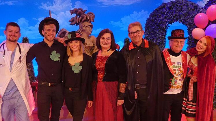 Die ehemalige Weinprinzessin Elisabeth Goger (Dritte von links) war mit ihrer Familie und dem Sander Winzer Rudi Ru&szlig; (Zweiter von rechts) nach Veitsh&ouml;chheim gekommen, um die Kultsendung und den Auftritt von Oti Schmelzer live miterleben zu k&ouml;nnen.