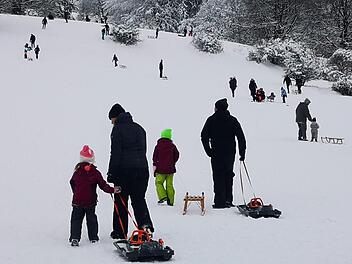 Vor allem Familien mit Kindern suchen das Schneevergnügen am Kreuzberg.  Foto: Marion Eckert