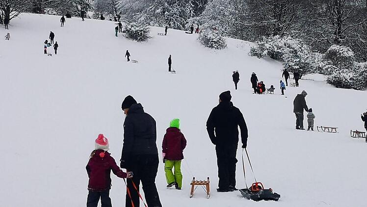 Vor allem Familien mit Kindern suchen das Schneevergnügen am Kreuzberg.  Foto: Marion Eckert