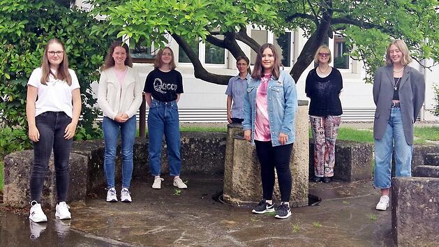 Der Pluskurs Latein des Kaspar-Zeu&szlig;-Gymnasiums unter der Leitung von Susanne Reber (5. v. r.) geh&ouml;rt zu den Landessiegern des Bundeswettbewerbs Fremdsprachen. Auch Direktorin Renate Leive (3. v. r.) gratulierte.