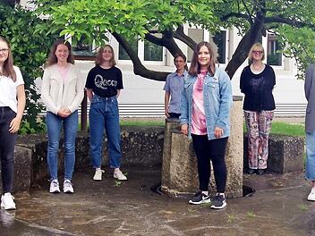 Der Pluskurs Latein des Kaspar-Zeuß-Gymnasiums unter der Leitung von Susanne Reber (5. v. r.) gehört zu den Landessiegern des Bundeswettbewerbs Fremdsprachen. Auch Direktorin Renate Leive (3. v. r.) gratulierte.