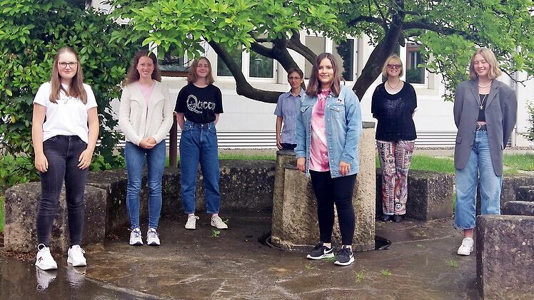 Der Pluskurs Latein des Kaspar-Zeuß-Gymnasiums unter der Leitung von Susanne Reber (5. v. r.) gehört zu den Landessiegern des Bundeswettbewerbs Fremdsprachen. Auch Direktorin Renate Leive (3. v. r.) gratulierte.