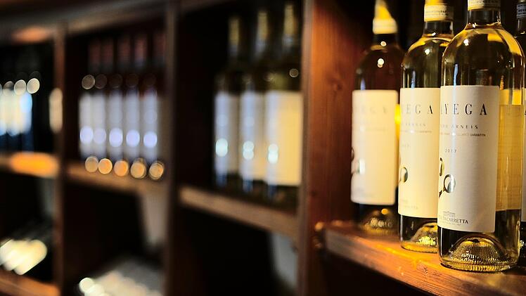 Symbolbild: Wein, Weinregal