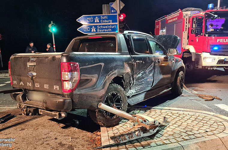 Bamberg: Überall Flüssigkeit und Autoteile: Feuerwehr wird zu Frontal-Crash gerufen