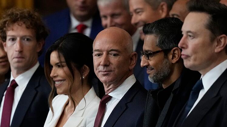 US-Tech-Größen wie Mark Zuckerberg (links), Jeff Bezos (Mitte) und Elon Musk (rechts) suchen die Nähe zu US-Präsident Trump.