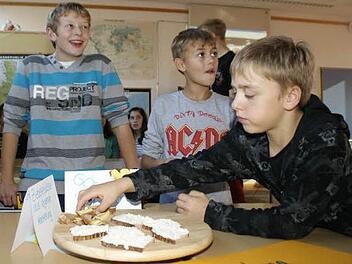 Es muss nicht immer Wurst sein: Tobias, Nick und Raphael lassen sich die leckeren Käsebrote aus heimischer Milch schmecken. Fotos: Sabine Weinbeer