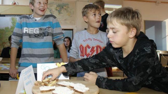Es muss nicht immer Wurst sein: Tobias, Nick und Raphael lassen sich die leckeren Käsebrote aus heimischer Milch schmecken. Fotos: Sabine Weinbeer