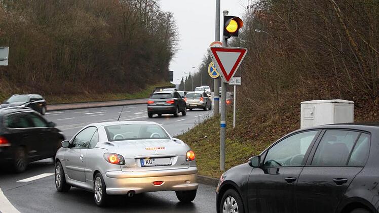 Neue Ampel geplant: Wer vom St.-Elisabeth-Krankenhaus den Berg hinunter kommt, muss sich in Zukunft nicht mehr den Hals verrenken, sondern wird per Ampel sicher auf den Ring gelotst. Fotos: Ralf Ruppert