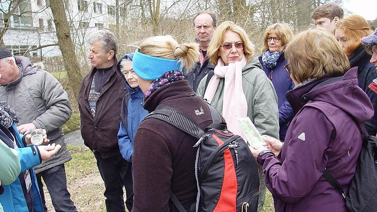 Frau Becker, mitte mit weißen Schal, ist Zitat im Text genannt am Schluss.