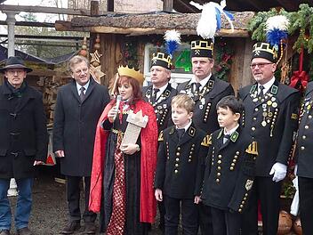 Eröffnung der Stockheimer Bergweihnacht: Die heilige Barbara (Nathalie Häfner) mit den Bergknappen Anton Schülner und Elias Renk. Von links Vorsitzender Gregor Förtsch vom Förderverein Bergbaugeschichte, Bürgermeister Rainer Detsch sowie die Knappen Detlef Heublein, Heiko Eisenbeiß, Norbert Häfner und Harald Greser.  Foto: Gerd Fleischmann