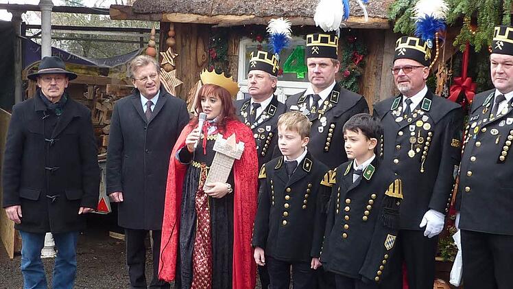 Eröffnung der Stockheimer Bergweihnacht: Die heilige Barbara (Nathalie Häfner) mit den Bergknappen Anton Schülner und Elias Renk. Von links Vorsitzender Gregor Förtsch vom Förderverein Bergbaugeschichte, Bürgermeister Rainer Detsch sowie die Knappen Detlef Heublein, Heiko Eisenbeiß, Norbert Häfner und Harald Greser.  Foto: Gerd Fleischmann