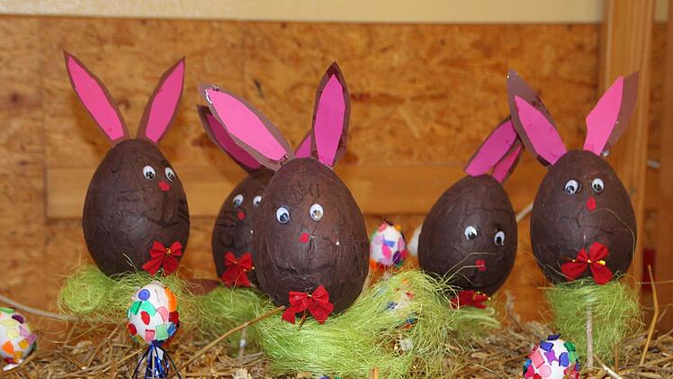 Eine Hasenfamilie im Osternest Foto: Ulrike Müller