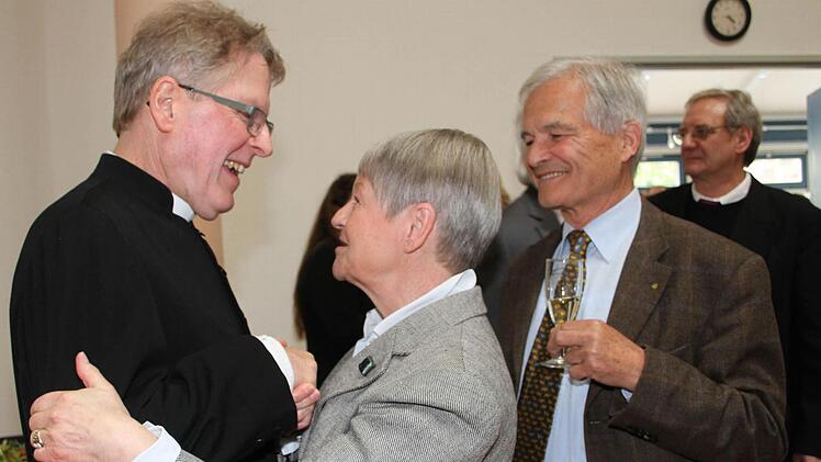 Die Schlange derjenigen, die sich mit persönlichen Worten im Martin-Luther-Haus von Dekan Jürgen Zinck verabschiedeten, war lange: Doch der Dekan bleibt in Neudrossenfeld und will in Zukunft mehr Zeit seiner Familie widmen. Seine Frau Hannelore geht nach diesem Schuljahr als Religionslehrerin in den Ruhestand