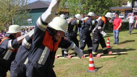 Manche "Kür", mit recht komischen "Figuren" war beim Skifahren auf einem Brett mit vier "Slalomläufern" zu sehen. Foto: Helmut Will