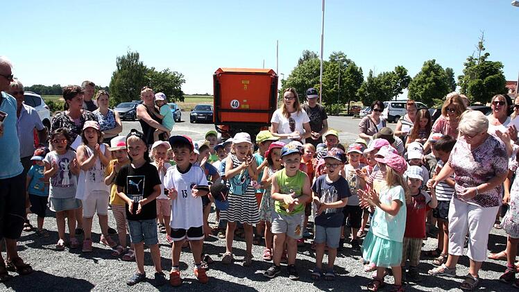 Die Kinder eroberten den Spielplatz in Windeseile. Foto: Richard Sänger