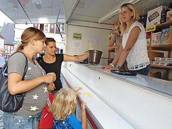 Für die Gräfenberger gehört es zum guten Ton, auf der Kirchweih ein Los für den Kindergarten zu kaufen. Foto: Petra Malbrich