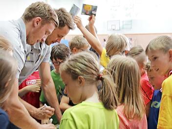 Die Handballer des HSC Coburg, Tom Wetzel (links) und Philipp Barsties (dahinter), gaben eine Stunde lang Autogramme. Fotos: Klaus Klaschka