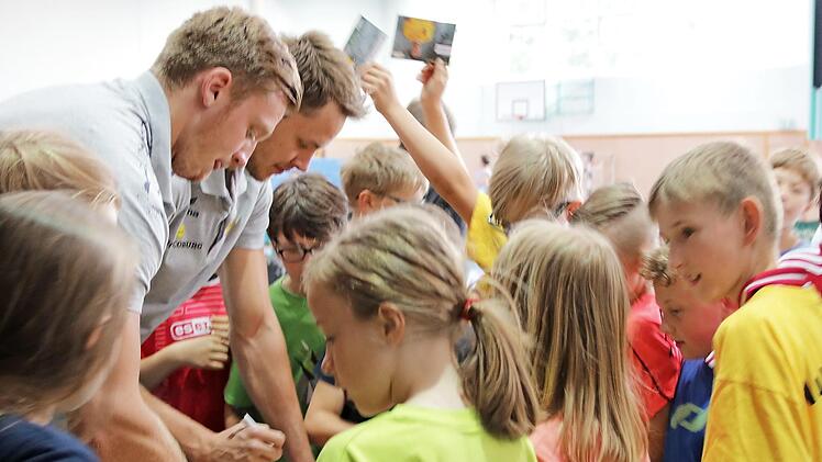 Die Handballer des HSC Coburg, Tom Wetzel (links) und Philipp Barsties (dahinter), gaben eine Stunde lang Autogramme. Fotos: Klaus Klaschka