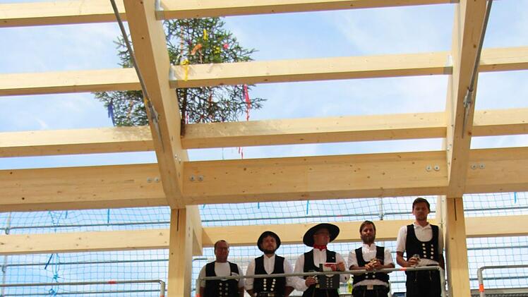 Bürgermeister Helmut Lottes spricht beim Richtfest für die neue Halle in Vestenbergsgreuth. Foto: Christian Bauriedel