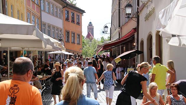 Am Ostaufgang der Oberen Br&uuml;cke durften die Gesch&auml;fte &ouml;ffnen, auf der Westseite nicht. Am Gr&uuml;nen Markt ja, in den Theatergassen nein. Die Abgrenzung des Gebietes f&uuml;r den verkaufsoffenen Sonntag st&ouml;&szlig;t auf Kritik besonders der kleinen Einzelh&auml;ndler.  Fotos: Sebastian Schanz