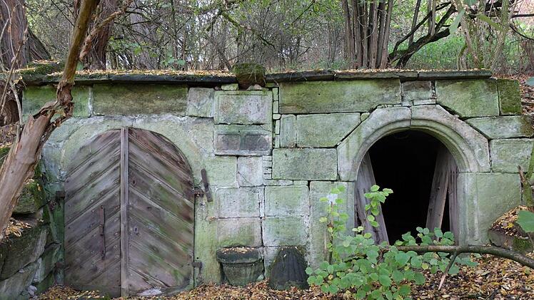In Recheldorf ist in der Wand zwischen zwei Felsenkellern kopf&uuml;ber ein Quader eingelassen, der aus einem viel &auml;lteren Bauwerk stammt. Manfred Reuter ist auf ihn aufmerksam geworden. Unten sieht man zwei weitere Spolien.  Fotos: G&uuml;nter Lipp