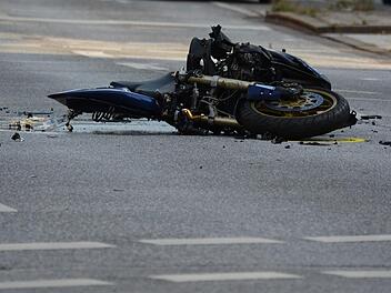 Bei einem Motorradunfall auf der B470 zwischen Ebermannstadt und G&ouml;&szlig;weinstein in Oberfranken wurden mindestens drei Menschen schwer verletzt. Die Stra&szlig;e ist aktuell komplett gesperrt. Symbolbild: fsHH/pixabay.com