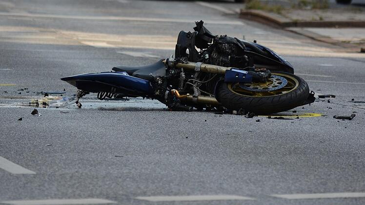 Bei einem Motorradunfall auf der B470 zwischen Ebermannstadt und Gößweinstein in Oberfranken wurden mindestens drei Menschen schwer verletzt. Die Straße ist aktuell komplett gesperrt. Symbolbild: fsHH/pixabay.com