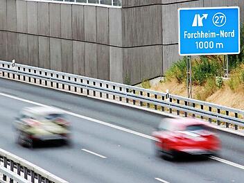 Der 37-Jährige lieferte sich ein strafbares Rennen mit dem Fahrer eines unbekannten Autos zwischen Forchheim-Nord und Buttenheim.  Foto: R. Heck