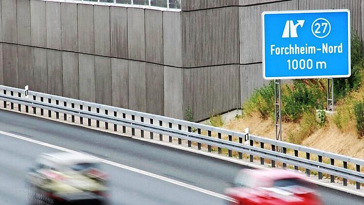 Der 37-Jährige lieferte sich ein strafbares Rennen mit dem Fahrer eines unbekannten Autos zwischen Forchheim-Nord und Buttenheim.  Foto: R. Heck
