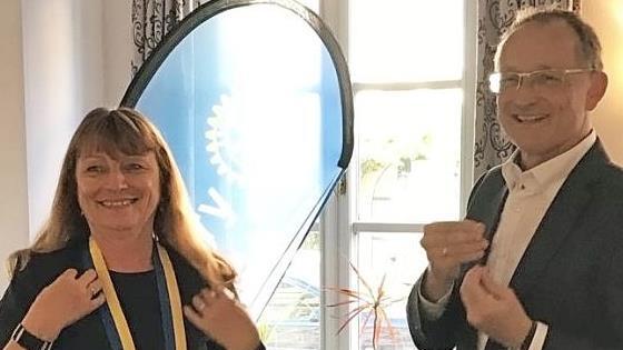 Evelyne Eck ist die neue Pr&auml;sidentin des Rotary Clubs Ha&szlig;furt. Sie &uuml;bernahm das Amt von Andreas Linder.  Foto: Rotary Club Ha&szlig;furt